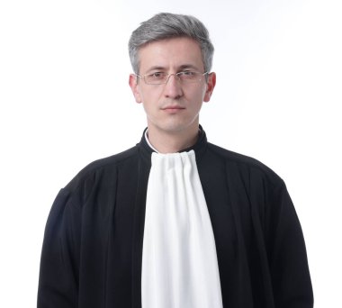 Beyaz arka planda mahkeme elbisesi giyen hakim