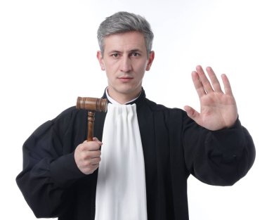 Beyaz arka planda dur hareketi gösteren çekiçli duygusal yargıç.