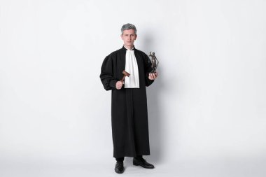 Bayan Adalet 'in heykeli ve tokmakla hafif arkaplanda yargıçlık