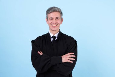 Açık mavi arkaplanda gülümseyen yargıç portresi