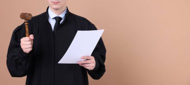 Bej arkaplanlı çekiç ve belgeyle yargıç, yakın plan. Metin için boşluk