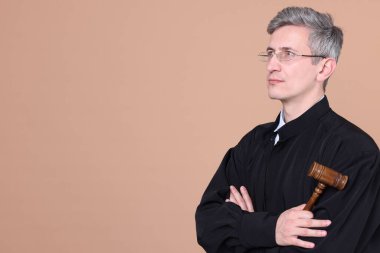 Bej arkaplanlı çekiçli yargıç. Metin için boşluk