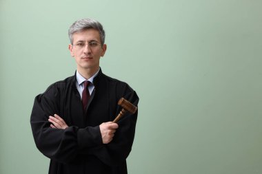 Yeşil arka planda çekiçli yargıç portresi. Metin için boşluk