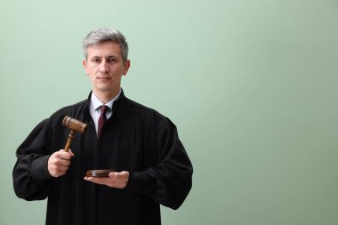 Yeşil arka planda tokmak ve ses engeli olan bir yargıç. Metin için boşluk