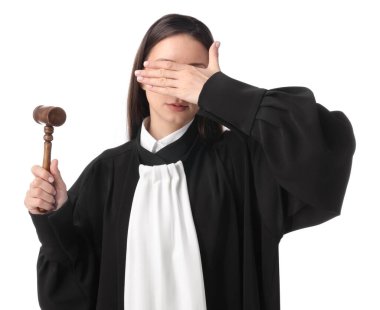 Beyaz arkaplanı gören çekiçli bir yargıç