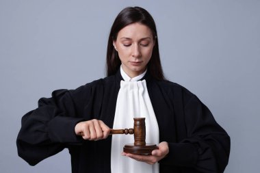 Gri arkaplanda tokmak ve ses engeli olan yargıç