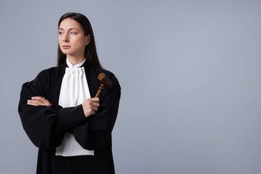 Gri arkaplanda tokmak, metin için boşluk