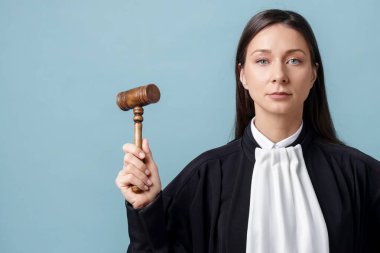 Açık mavi arkaplanda tokmak ile yargılama, metin için boşluk