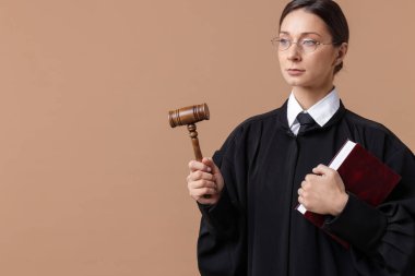 Açık kahverengi arkaplan üzerine kitap ve çekiçle yargılama, metin için boşluk