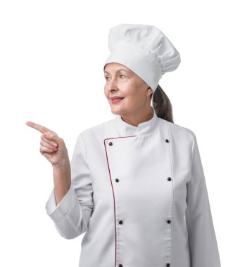 Profesyonel pasta şefi beyaz arka planda bir şeye işaret ediyor.