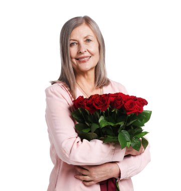 Gülen kadın beyaz arka planda bir buket gülle