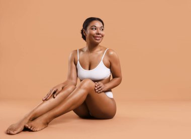 Bej arkaplan üzerindeki epilasyon işleminden sonra pürüzsüz ciltli kadın, metin için boşluk