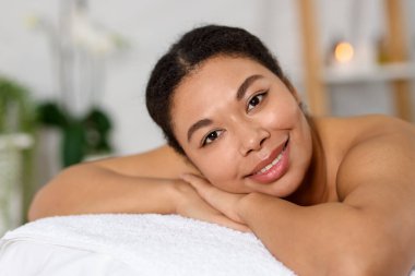 Güzelkadın masaj salonundaki masaj koltuğunda dinleniyor.