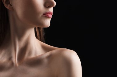 Siyah arka planda mükemmel cildi olan bir kadın, yakın plan. Metin için boşluk