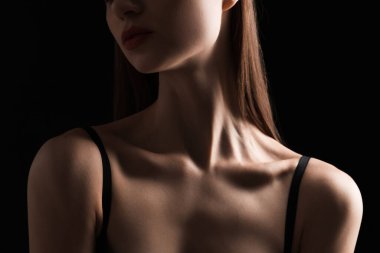 Siyah arka planda mükemmel bir cildi olan kadın, yakın plan.