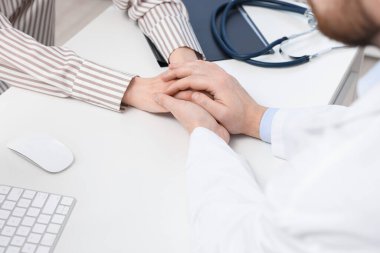 Bağımlı bir kadının klinikteki bağımlılık uzmanıyla randevusu var.