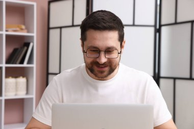 Çevrimiçi hoparlör kapalı alanda laptop ile webinar