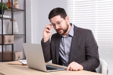 İçerideki masada dizüstü bilgisayarı olan internet hoparlörü.
