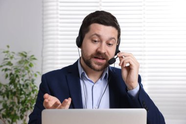 Kulaklıkla hoparlör açık alanda dizüstü bilgisayarı olan ağlar.