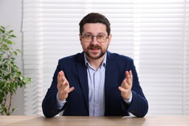 Çevrimiçi hoparlör kapalı masada webinar, web kamerasından görüntü