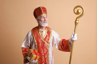 Bej arkaplanlı Aziz Nicholas