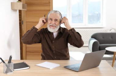 Üst düzey bir adam içeride bilgisayarla öğreniyor. Kendi kendine çalışma.