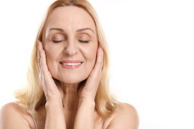 Beyaz arka planda gülümseyen orta yaşlı kadın. Metin için boşluk