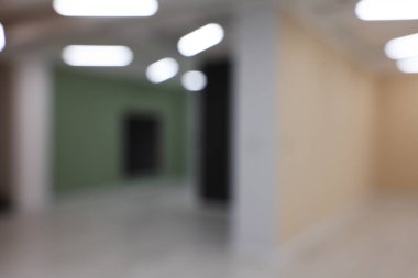 Aydınlık duvarlı, yenilenmiş boş odanın bulanık görüntüsü
