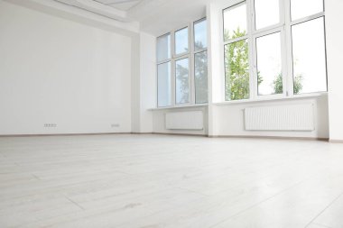 Temiz pencereli ve beyaz duvarlı yeni boş oda