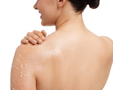 Omuzlarına beyaz arka plan ve arka plan üzerine vücut masajı yapan kadın.