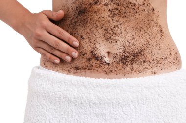 Göbeğini beyaz arka plana sürten kadın, yakın plan.