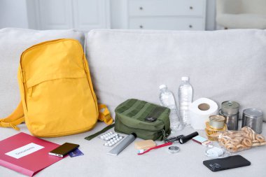 Hayatta kalma kiti. Kanepede farklı acil durum malzemeleri var.