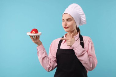 Açık mavi arkaplanda lezzetli tatlılar.