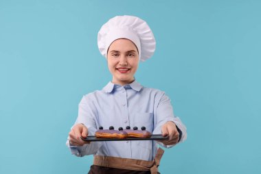 Açık mavi arka planda nefis ekleri olan bir şekerci.