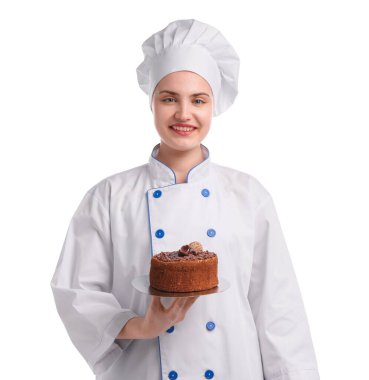 Üniformalı mutlu pastacı beyaz arka planda lezzetli çikolatalı pasta tutuyor.