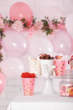 Çikolata. Dekoratif odadaki masada bir sürü farklı tatlı var.