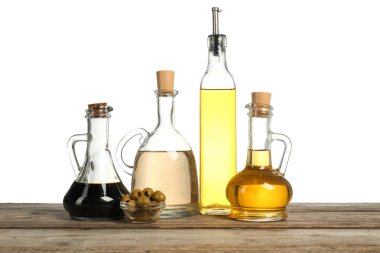 Salata sargıları ve zeytinler beyaz arka plana karşı ahşap masada.