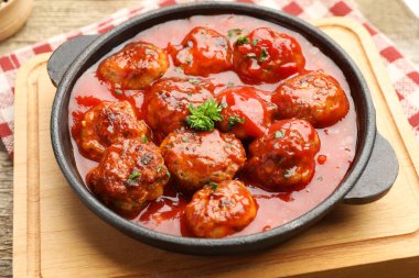 Yemek masasında domates soslu leziz köfteler, yakın plan.