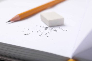 Silgi, kalem ve kırıntılar defterde, yakın plan