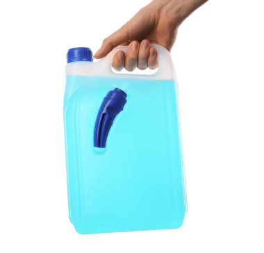 Beyaz arka planda plastik antifriz kutusu olan kadın, yakın plan.