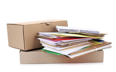 Beyaz zemin üzerinde farklı kağıt zarflar ve paketler yığını. Postane