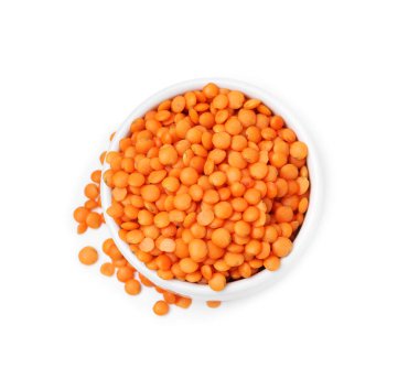 Kabın içindeki çiğ mercimek beyazda izole, üst manzara