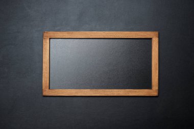 Siyah desenli arka plan, üst görünüm üzerine boş küçük karatahta