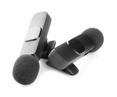 Lavalier mikrofonları beyaza izole edilmiş. Ses ekipmanları