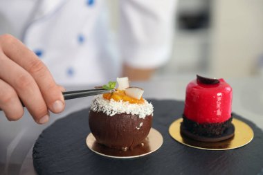 Şekerci, mutfaktaki nane şekeriyle lezzetli bir tatlı hazırlıyor.