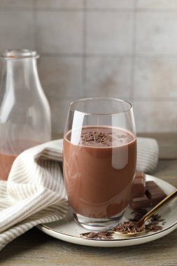 Lezzetli çikolatalı süt, talaş ve ahşap masa parçaları.