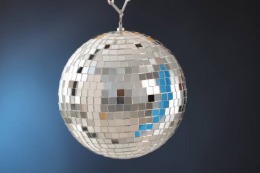 Mavi gradyan arkaplanda parlak disko topu