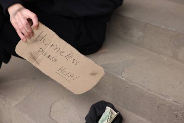 İşaretli adam Evsiz Lütfen yardım edin ve para dışarı, yakın plan