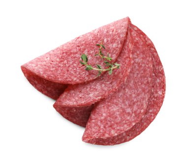 Lezzetli tütsülenmiş sosis dilimleri ve beyaz kekik, üst manzara.