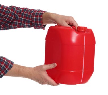 Beyaz arka planda plastik kutu tutan adam, yakın plan.